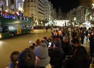 La cavalcada de Reyes de València s'ha desbordat