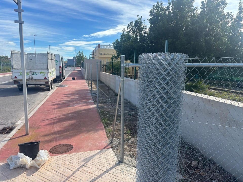 Servicios jardinería Castellón realizando instalación de vallas para jardines y parcelas